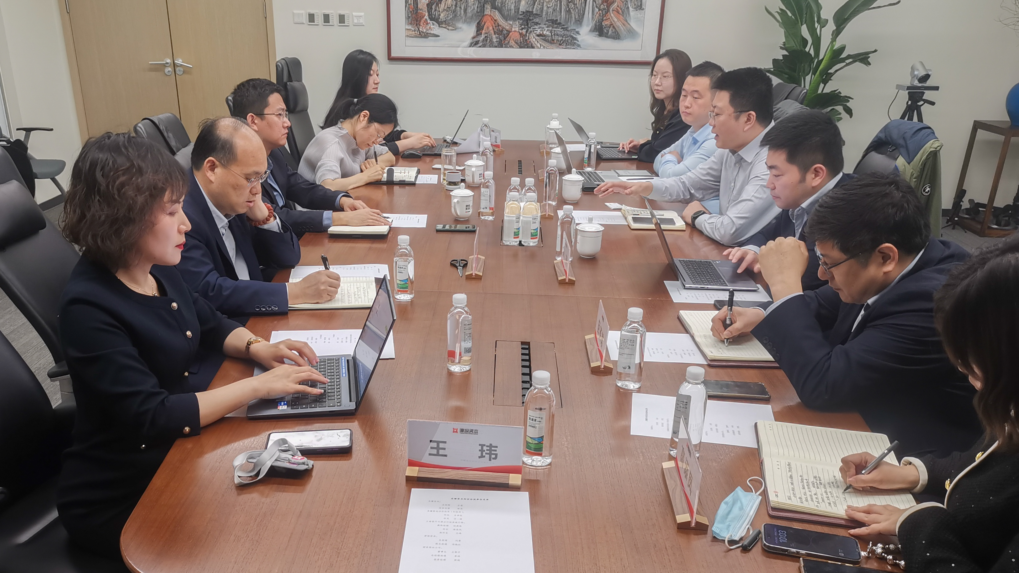 牢记嘱托 见行见效 | 一帆视频
与东疆资本开展座谈交流