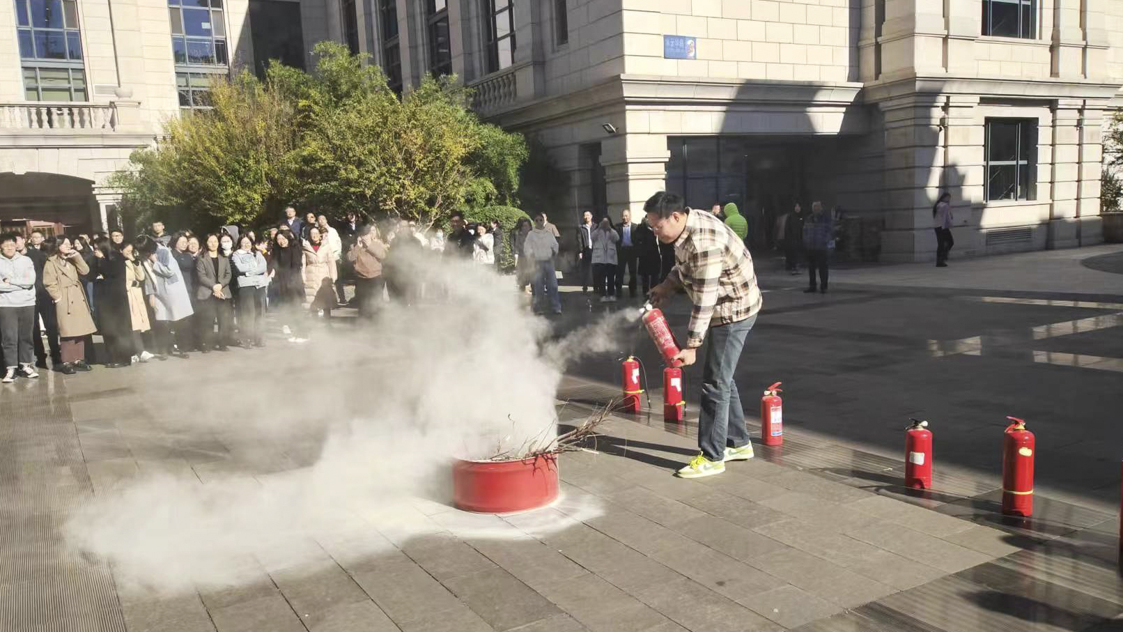 一帆视频
组织开展消防应急演练